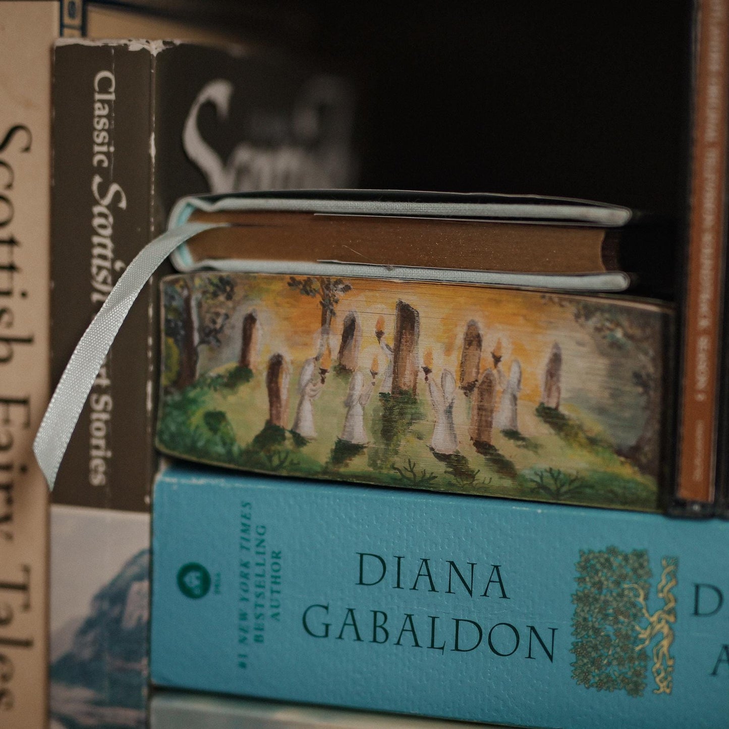 Fore-edge painting | Cross Stitch (Outlander) - Diana Gabaldon