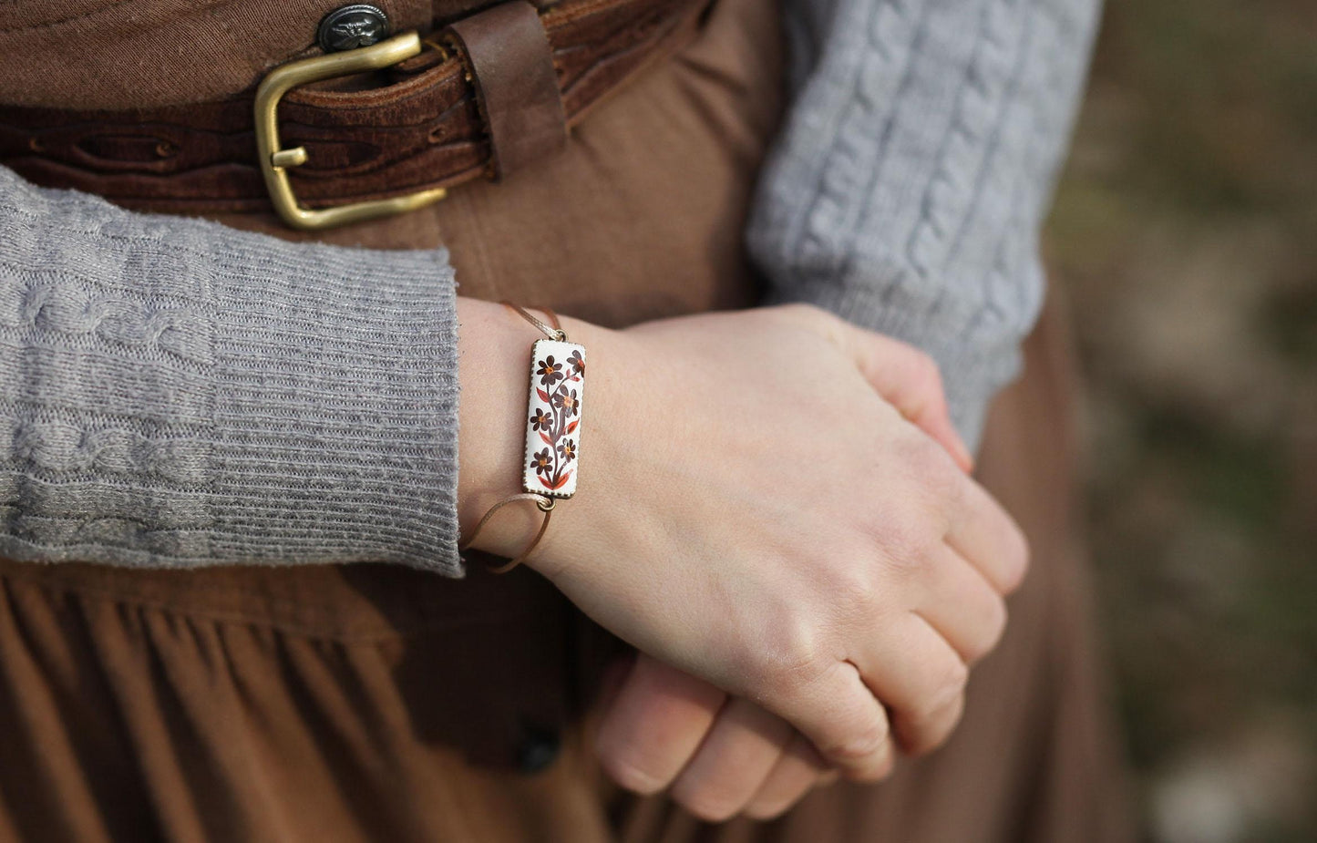 Handmade Floral Cabochon Bracelet: Minimalist Golden Wax String Jewelry